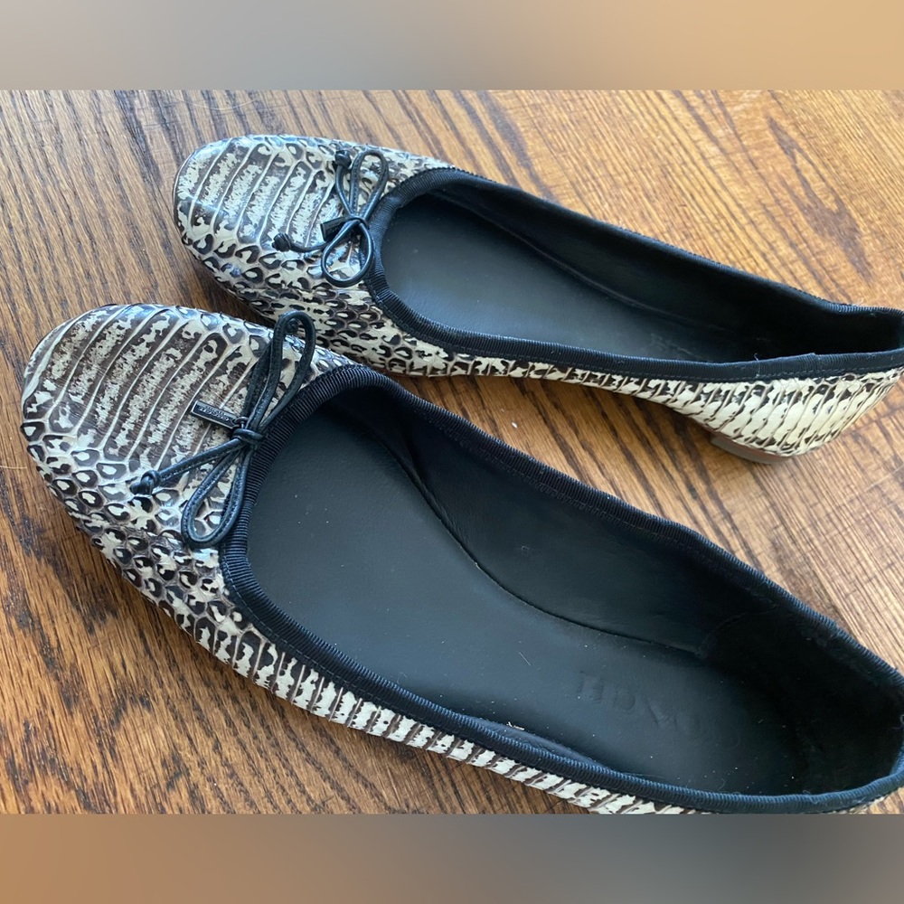 Coach size 8 flats white and black design